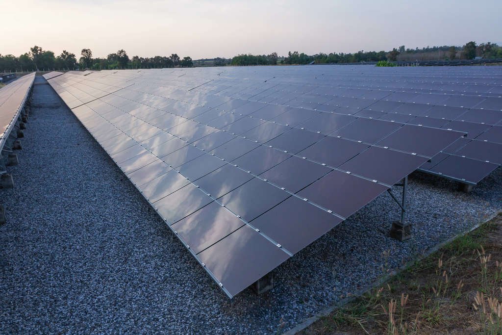 Monokrystaliczne panele fotowoltaiczne zamontowane na konstrukcji gruntowej.