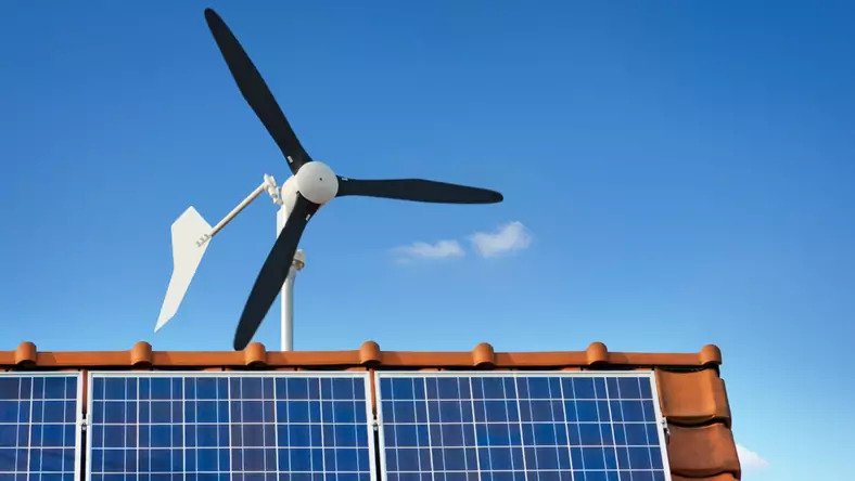 turbina wiatrowa 10 kW w połączeniu z instalacją fotowoltaiczną. 